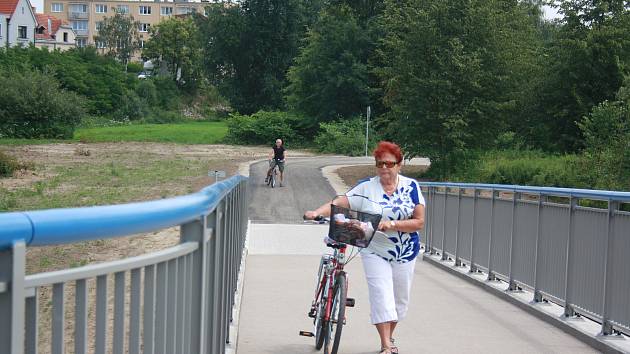 Nová lávka pro pěší a cyklisty spojila břehy Vltavy v Českých Budějovicích u TJ Meteor. Investorem bylo město. Cyklotrasa vede dál k Plané. Mezi prvními využila novou lávku Jaromíra Freyová z Českých Budějovic.