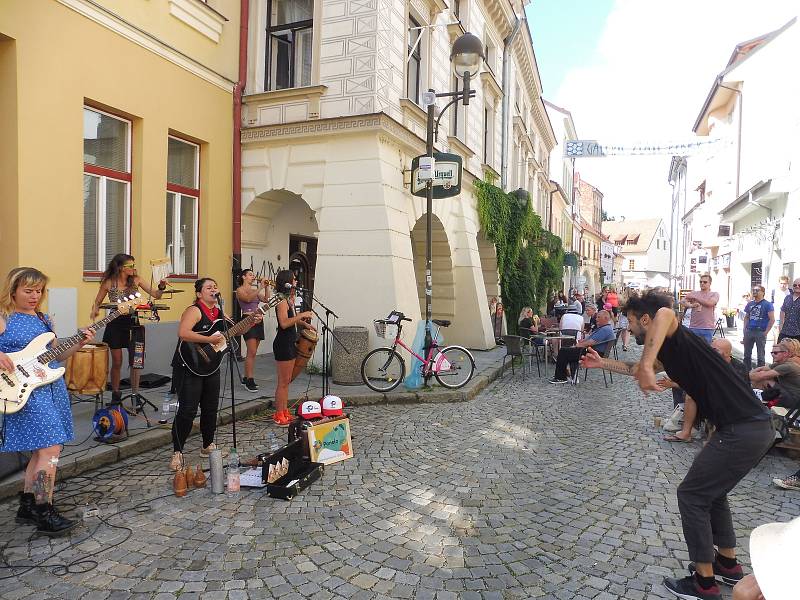 Pouliční slavnost v Plachého ulici Plachanda Open představila pouliční umělce i místní podniky.