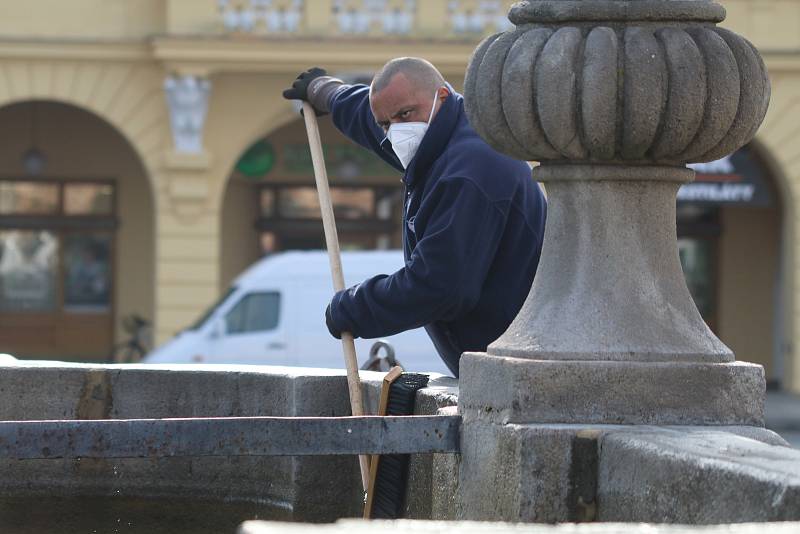 Příprava Samsonovy kašny na budějovickém náměstí na letní sezonu je v plném proudu.