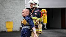 Povolání hasiče je podle píseckého strojníka pro lidi, co mají rádi změnu a adrenalin. Zájemci se mohou hlásit na telefonu 950 230 331, nebo emailu lucie.davidova@jck.izscr.cz. Foto: archiv M. Brousil