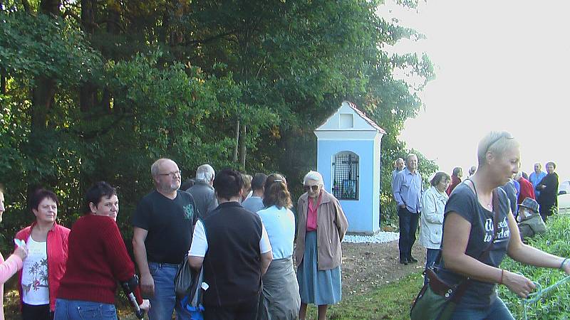 Na svatého Václava vysvětili v Řevňovicích, místní části Strážkovic, novou kapličku. Ta původní se zřítila.