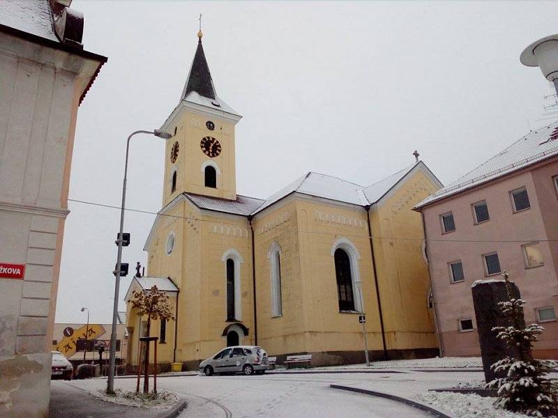 Do pátečního rána opět na jihu Čech vydatně nasněžilo. Což přineslo i řadu dopravních komplikací. Zejména na Prachaticku a Českokrumlovsku jsou i zavřené některé silnice kvůli popadaným stromům. .Snímky jsou z Lišova.