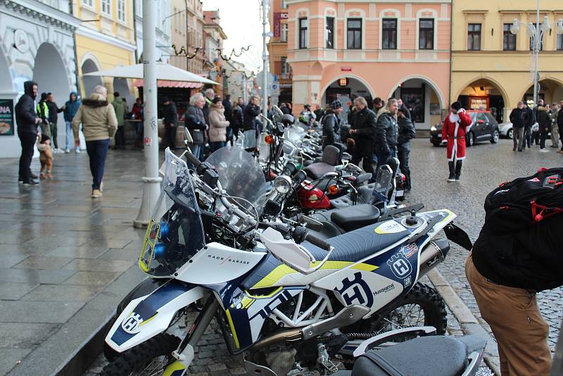 Sraz motorkářů na budějovickém náměstí Přemysla Otakara II. na Štědrý den v poledne.