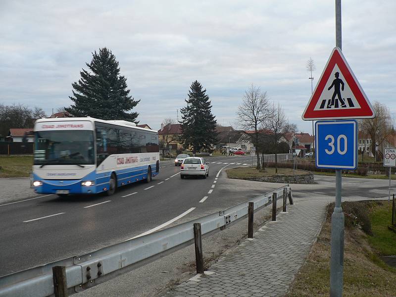 Silnice České Budějovice - Trhové Sviny vede přímo středem Strážkovic. Jihočeský kraj chystá stavbu obchvatu.