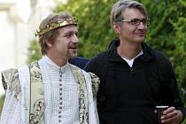 Režisér Jan Svěrák natáčel na zámku Hluboká pohádku Tři bratři. Na snímku s režisérem je Tomáš Klus, který dostal jednu z hlavních rolí.