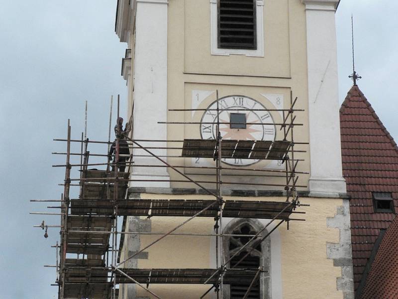 Nové hodiny ve věži kostela v Trhových Svinech. Obnova ciferníku.