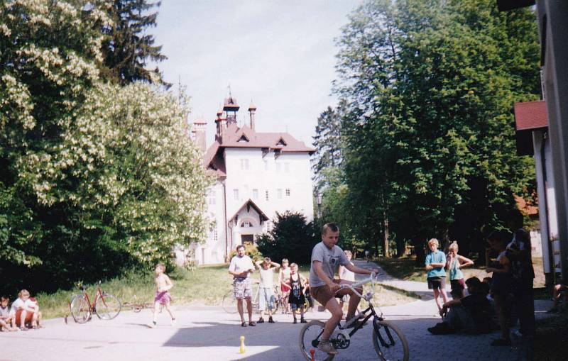 Děti hrající si před zámečkem, foceno v 90. letech.