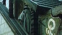 Lékař Jessenius v ochranném oděvu kráčí po krytém schodišti na I. zámeckém nádvoří. Vstupuje do domu a míří za svými pacienty.
