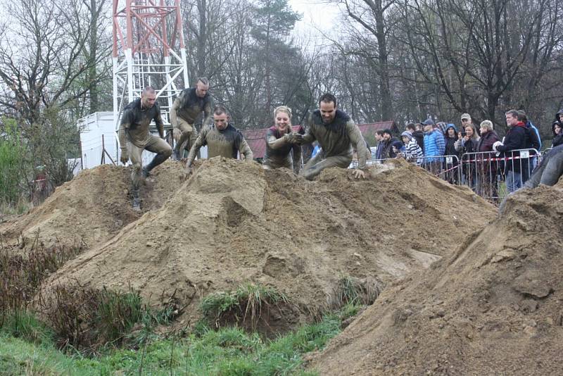 Na obtížnou trať plnou bahna a překážek závodu ARMY RUN na Křivonosce se vydalo více než tisíc nadšenců.