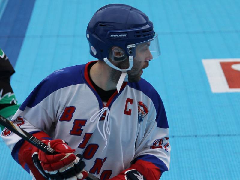 Hokejbalisté Betonovy All Stars porazili v sobotním čtvrtfinále II. NHbL Pedagog ČB 4:2 a vedou 1:0 na zápasy. Obhájci titulu otočili skóre ve třetí třetině, kterou vyhráli 3:0. Českobudějovické derby slibuje za týden zajímavou odvetu.