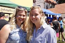 Borůvky i na tvářích. O borůvkové líčení se zájemcům zručně postaraly Anna Kylianová (vlevo) a Eliška Hluštíková.