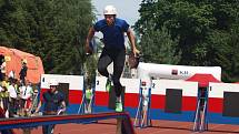 V sobotu před polednem začal na českobudějovickém stadionu TJ Sokol závod profesionálních hasičů v běhu na 100 metrů s překážkami.