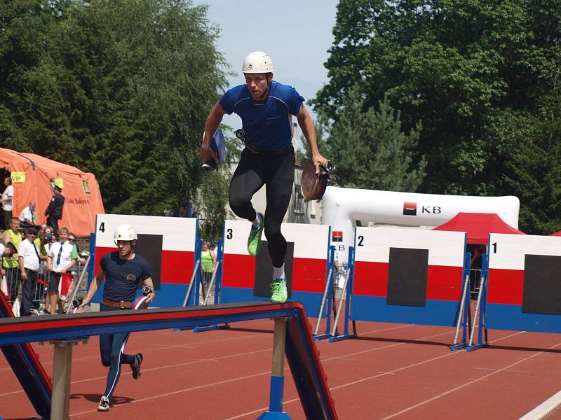 V sobotu před polednem začal na českobudějovickém stadionu TJ Sokol závod profesionálních hasičů v běhu na 100 metrů s překážkami.