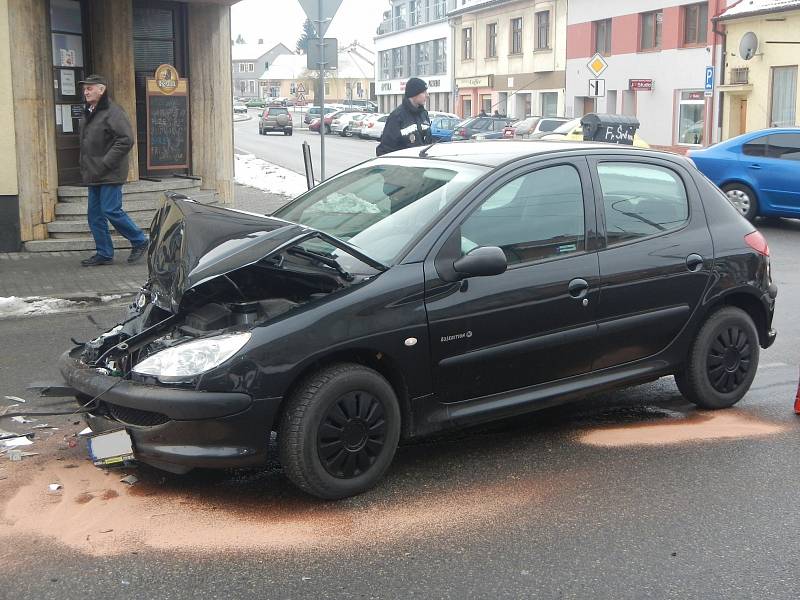 Dvě osobní auta se střetla v pátek hodinu před polednem v českobudějovické Ledenické ulici.