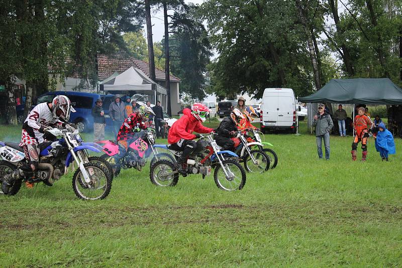 Fichtl cup Florida, terénní závod motocyklů Jawa 50 Pionýr, se jel u Hůrského rybníka u Adamova na Českobudějovicku.