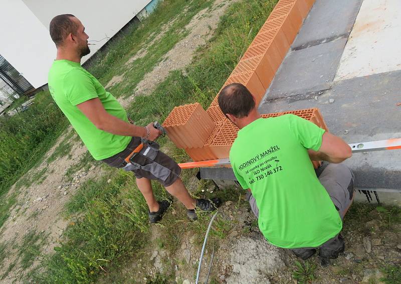 Bratři Ondřej a Jiří Novákovi z Tábora už rok a půl dělají hodinového manžela. Práce je baví, protože je rozmanitá. Postarají se o elektriku, stěhování, sekání trávníku i štípání dřeva.