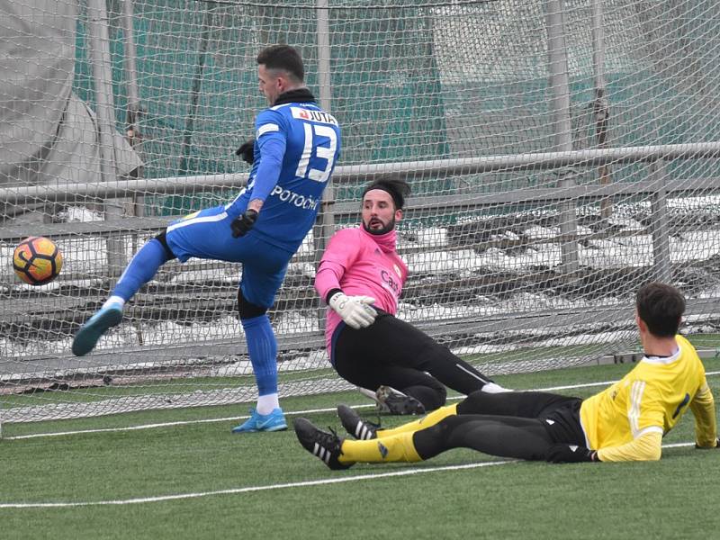  Roman Potočný střílí třetí gól  Liberce s Pískem, snaha brankáře Jakuba Rondzika i stopera Lukáše Havla mu  v tom zabránit byla marná: Liberec – Písek v přípravném utkání nakonec 3:1.