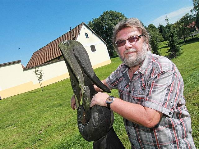 Dvě dřevěné sochy stojí na rozlehlém pozemku před chalupou. Jan Míka jich sem původně chtěl dát  ještě mnohem víc, ale nakonec si to rozmyslel.