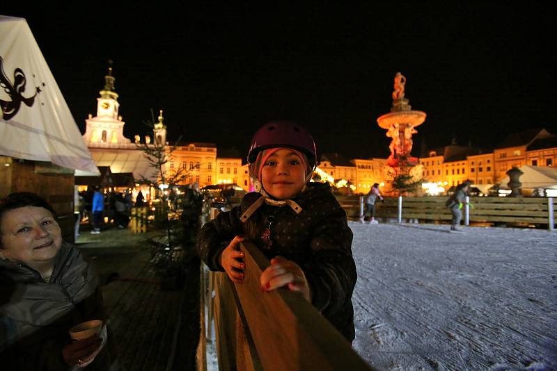 České Budějovice si opět po roce užívají projížďku na bruslích kolem Samsona.