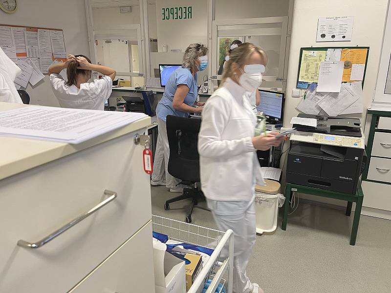 Pět stálých sester společně s Lenkou Sýkorovou pracuje na infekční ambulanci, pomáhají tu i sestry z jiných oddělení.