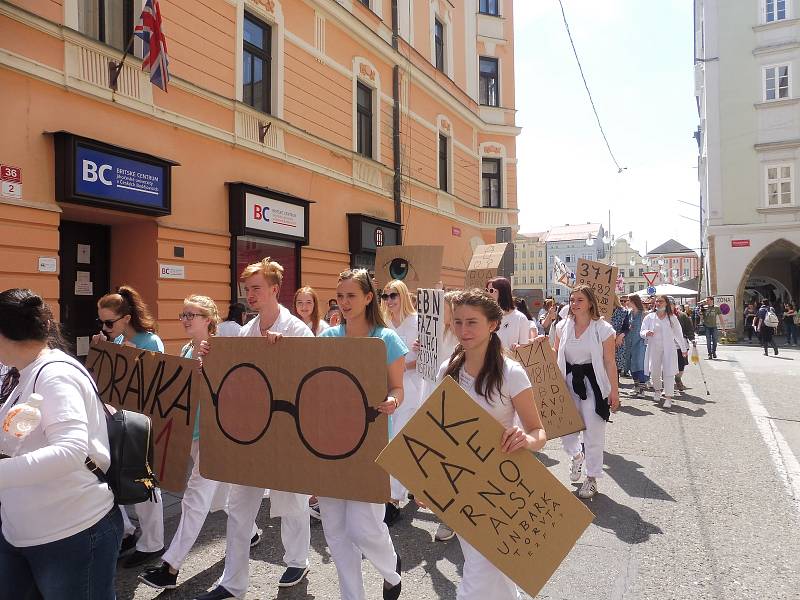 Budějovický majáles vyvrcholil v pátek 24. května tradičním průvodem městem. Studenti ze 17 škol prošli ulicemi centra v maskách. Dav mířil na Sokolský ostrov, kde program pokračoval volbou Krále majálesu. Navečer se zde tradičně koná hudební program.