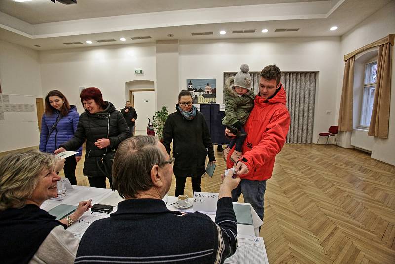 V prvním volebním okrsku v Nových Hradech je celkem 804 voličů a účast je zatím kolem 40 procent, stejná jako při loňských parlamentních volbách.