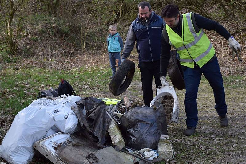 Padesátka dobrovolníků z Dívčic a jejich spádových obcí uklidila v sobotu 6. dubna „svůj kus Česka“.