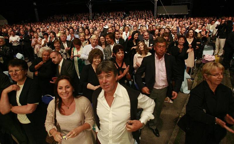 Na závěr 20. ročníku Mezinárodního hudebního festivalu Český Krumlov vystoupili 20. srpna před téměř osmi tisícovkami diváků legendární španělský tenorista Plácido Domingo s portorickou sopranistkou Anou Maríou Martínezovou. 