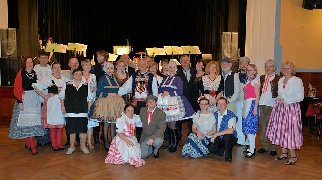 Letošní plesovou sezónu v Týně nad Vltavou završili ve stylu staročeských bálů v krojích. Pozvání ke spoluúčasti přijal i místní spolek baráčníků VITORAZ.