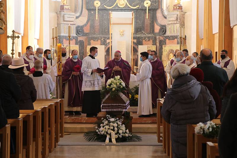 Pohřeb Mons. Václava Kulhánka v českobudějovické katedrále.