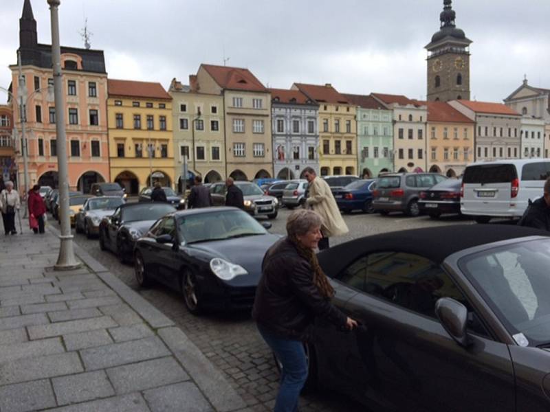 Jedno Porsche za druhým. Na budějovickém náměstí se ve čtvrtek dopoledne zastavili příznivci této značky