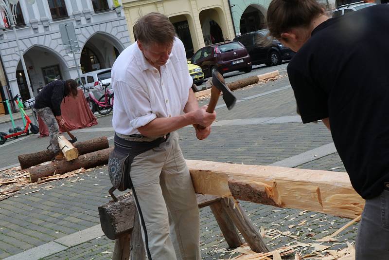 Tesání křížů na náměstí v Českých Budějovicích.