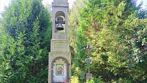 Kamenná zvonička z roku 1912 v Ostrém