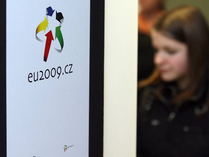 Evropské informační středisko Europe Direct a Eurocentrum České Budějovice zahájili 20. ledna ve foayer krajského úřadu výstavu pod názvem Grafické návrhy loga českého předsednictví.