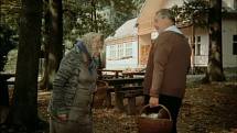Ludmila Roubíková v epizodní roli houbařky hledí do plného košíku Josefa Hlinomaze před chatou Živec u Písku.