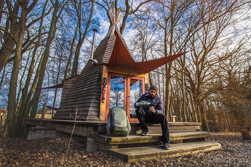 Průkopníci luxusního stanování tzv. glampingu v jižních Čechách v místní části obce Záboří na Českobudějovicku se i po 13 letech těší velké návštěvnosti. Otevřeli si také hospůdku a zvířecí park.