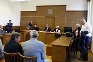 Obžalovaní, jejich obhájci a veřejnost při vynesení rozsudku u českobudějovického krajského soudu.