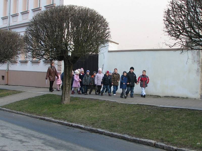 Děti ze školky moc na setkání ministrů nedaly a chystaly se na akci do kulturního domu Panorama.