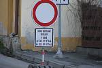 V ulicích města se objevily nové dopravní značky, které udělaly z centra Hluboké pro běžnou automobilovou dopravu zakázanou zónu.