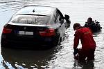 U Čejkovic na Českobudějovicku skončilo v neděli auto v rybníku. Hasiči museli pomoci řidiči a pak vozidlo vytáhnout.