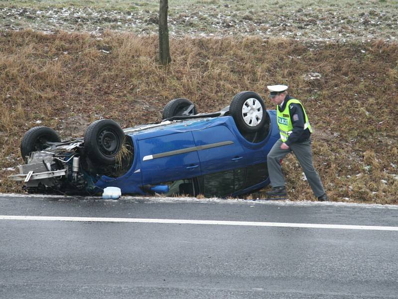 Na pondělní náledí doplatil také řidič renaultu, jedoucí směrem ze Strakonic na Cehnice. U obce Jinín nezvládl řízení a skončil v levém příkopu. Podle informací získaných přímo na místě nehody utrpěl naštěstí jen lehké úrazy, spíše oděrky.