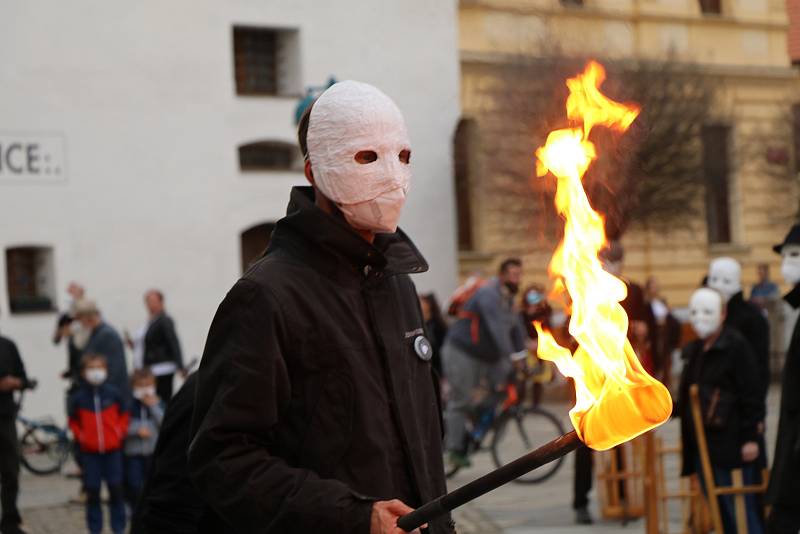 I letos vyrazili hrkači do centra Českých Budějovic. Vyrazili v 19. hodin z Piaristického náměstí.