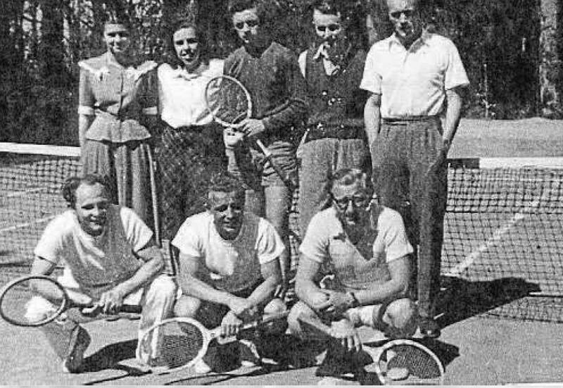 Tenisté. Dole zleva František Hovorka, Jan Hovorka, VěnceslavČerný. Nahoře zleva Heda Wágnerová, Díďa Konrádyová, Jan Lidral,Josef Pomyje a Vladimír Stráský.