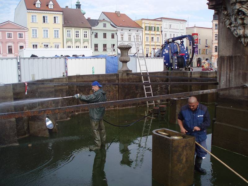 Čištění kašny 19. září 2014.