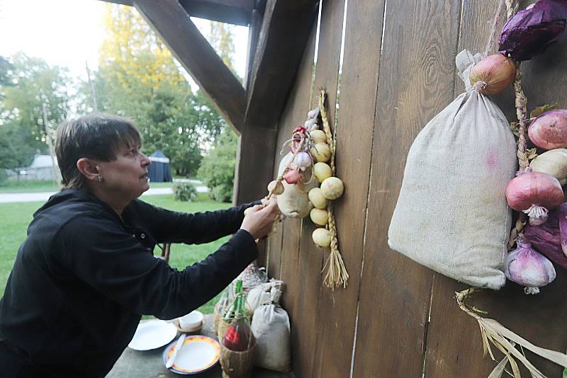 Česká komedie Ženy Jindřicha VIII  aneb chudák králem na otáčivém hledišti v Českém Krumlově