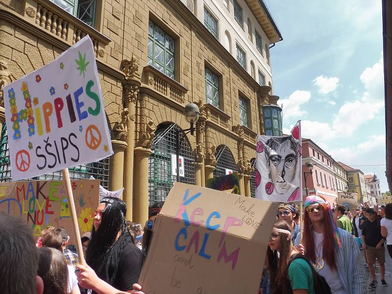 Budějovický majáles vyvrcholil v pátek 24. května tradičním průvodem městem. Studenti ze 17 škol prošli ulicemi centra v maskách. Dav mířil na Sokolský ostrov, kde program pokračoval volbou Krále majálesu. Navečer se zde tradičně koná hudební program.