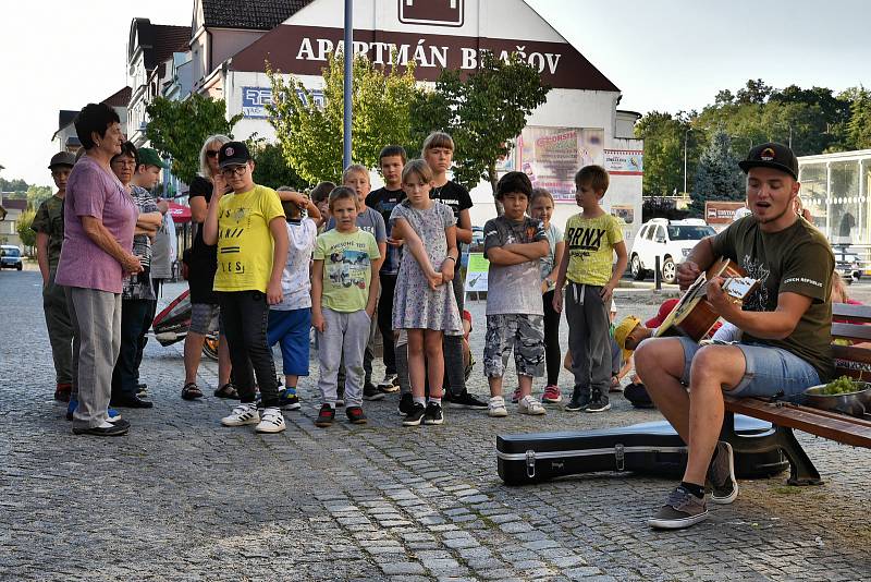 Muzikanti v ulicích Týna nad Vltavou