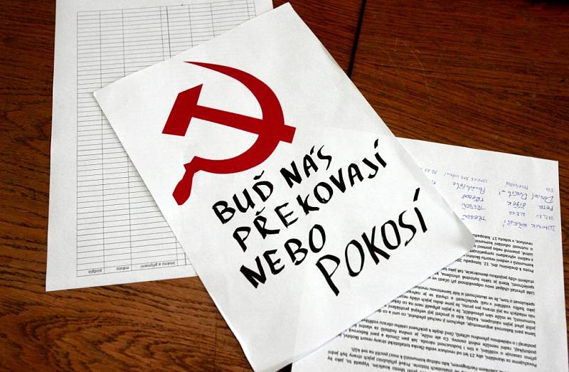 Na třeboňském gymnáziu vznikla petice proti jmenování Vítězslavy Baborové z komunistické strany krajskou radní pro školství a kulturu. 