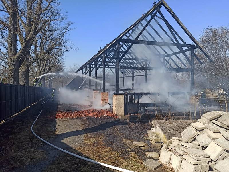 Pět jednotek hasičů zasahovalo u požáru stodoly v Hluboké nad Vltavou.