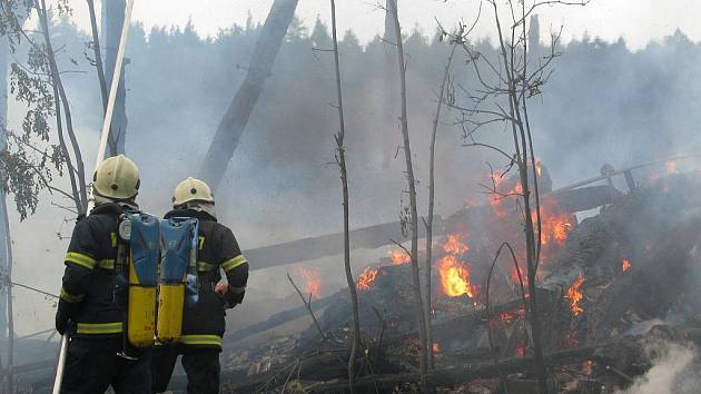 V Chlumu u Svatého Jána nad Malší shořel v sobotu sklad slámy. Škoda přesáhla milion korun